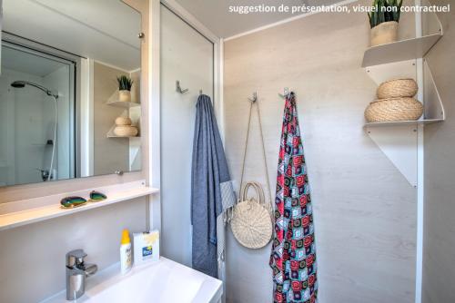 Flower Camping Les Paludiers - Homeflower Premium 30,5m² (3 bedrooms) + AIR CONDITIONING + covered terrace + TV + sheets + towels - Photo 9