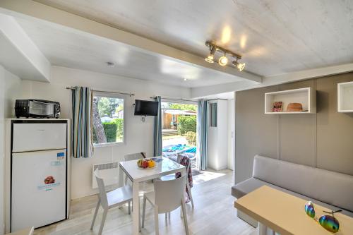 Flower Camping Les Paludiers - Mobile home Premium 30m² (2 bedrooms) + half-covered terrace + TV + Sheets - Photo 3