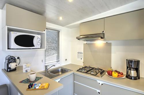 Flower Camping Les Paludiers - Mobile home Premium 30m² (2 bedrooms) + half-covered terrace + TV + Sheets - Photo 4