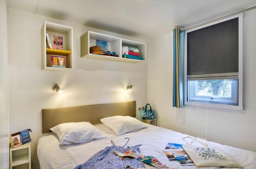 Flower Camping Les Paludiers - Mobile home Premium 30m² (2 bedrooms) + half-covered terrace + TV + Sheets - Photo 6