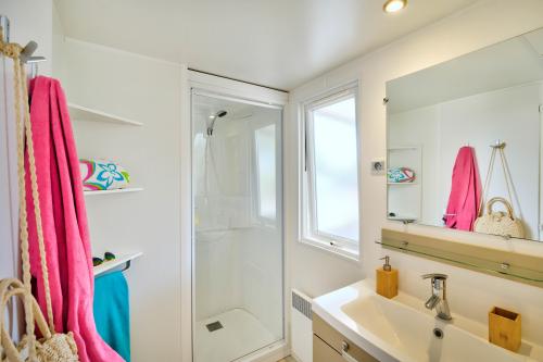 Flower Camping Les Paludiers - Mobile home Premium 30m² (2 bedrooms) + half-covered terrace + TV + Sheets - Photo 8
