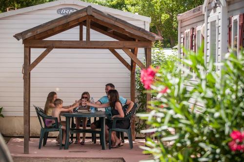 Camping Californie Plage - Mobile home CAYO COCO Supérieur about 27m² 2 rooms + terrace with pergola - Photo 5