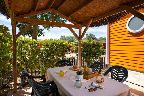 Camping Californie Plage - Mobile home CAYO COCO Supérieur about 27m² 2 rooms + terrace with pergola - Photo 4
