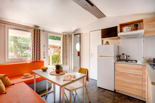 Camping Californie Plage - Mobile home CAYO COCO Supérieur about 27m² 2 rooms + terrace with pergola - Photo 6