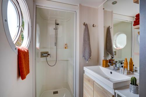 Camping Californie Plage - Mobile home CAYO COCO Supérieur about 27m² 2 rooms + terrace with pergola - Photo 9