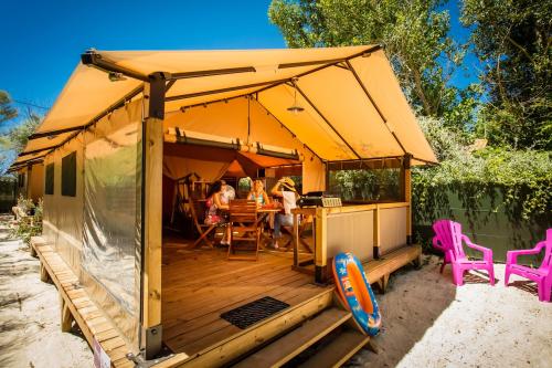 Camping Californie Plage - WALIBOU Lodge Confort, about 30m², on stilts, 2 rooms - Photo 1