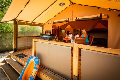 Camping Californie Plage - WALIBOU Lodge Confort, about 30m², on stilts, 2 rooms - Photo 2