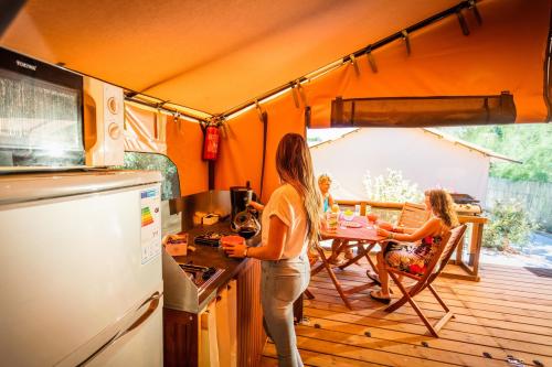 Camping Californie Plage - WALIBOU Lodge Confort, about 30m², on stilts, 2 rooms - Photo 4