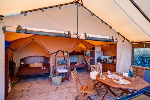Camping Californie Plage - WALIBOU Lodge Confort, about 30m², on stilts, 2 rooms - Photo 5