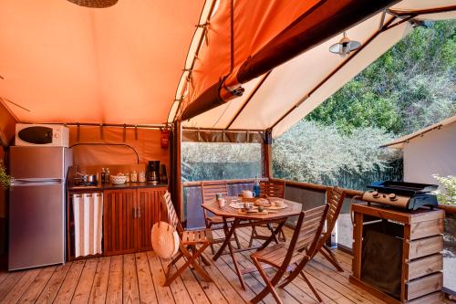 Camping Californie Plage - WALIBOU Lodge Confort, about 30m², on stilts, 2 rooms - Photo 6