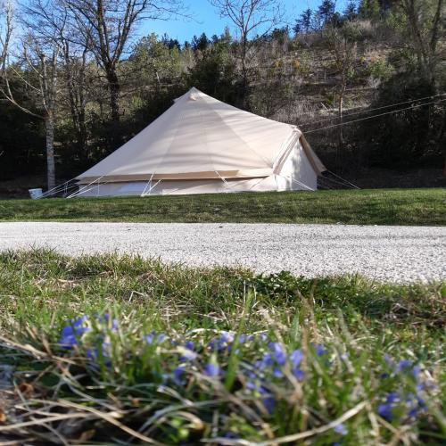 Camping La Cascade - Comfortable canvas tent - Photo 1