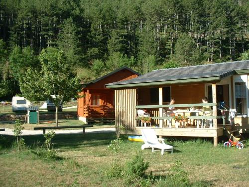 Camping La Cascade - Chalet BRUYERE 2 bedrooms - Photo 2
