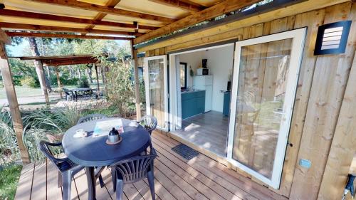 Camping Saint Disdille - Tithome (2 bedrooms) - Toilet andkitchen sink with cold water - Photo 3