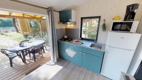 Camping Saint Disdille - Tithome (2 bedrooms) - Toilet andkitchen sink with cold water - Photo 6