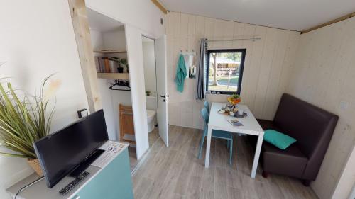 Camping Saint Disdille - Tithome (2 bedrooms) - Toilet andkitchen sink with cold water - Photo 7