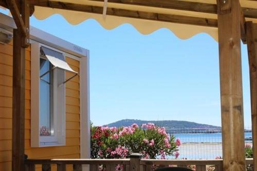 Camping Beau Rivage - KOAWA ESPACE PREMIUM 32m² Clim TV - 3 bedrooms with a view of the Bassin de Thau - Photo 2