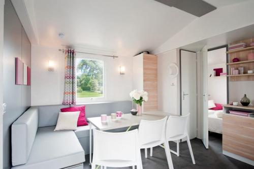 Camping Beau Rivage - KOAWA ESPACE PREMIUM 32m² Clim TV - 3 bedrooms with a view of the Bassin de Thau - Photo 4