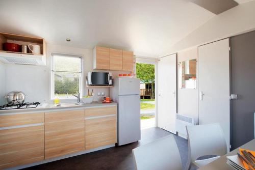 Camping Beau Rivage - KOAWA ESPACE PREMIUM 32m² Clim TV - 3 bedrooms with a view of the Bassin de Thau - Photo 5