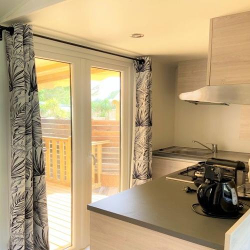 Koawa Camping Beau Rivage - Family Luxe 24m² - Jacuzzi - air-conditioning + TV - With sheets - Photo 4