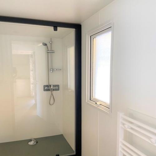 Koawa Camping Beau Rivage - Family Luxe 24m² - Jacuzzi - air-conditioning + TV - With sheets - Photo 5