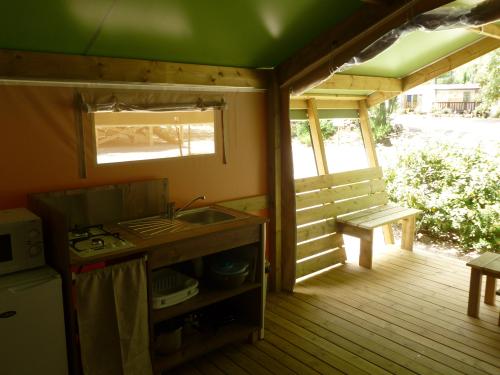 Flower Camping Le Relais de la Bresque - FREEFLOWER CONFORT+ 24m² - 2 bedrooms - Photo 3