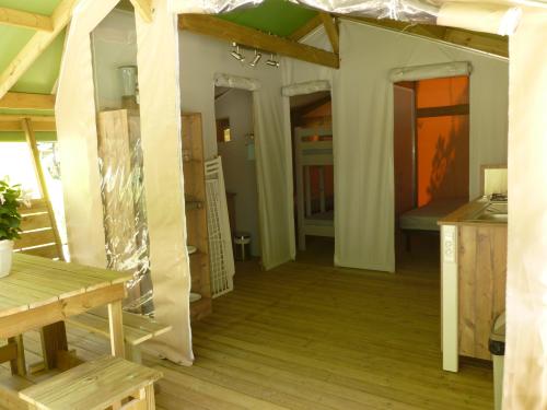 Flower Camping Le Relais de la Bresque - FREEFLOWER CONFORT+ 24m² - 2 bedrooms - Photo 4