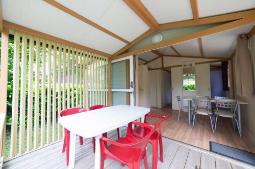 Camping de la Plage Bénodet - Chalet CAMPECO 24m² - 2 bedrooms + sheltered terrace - Photo 2
