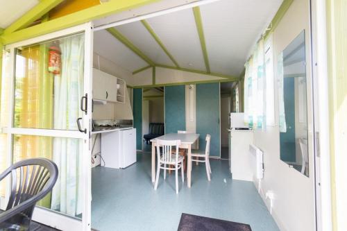 Camping de la Plage Bénodet - Chalet PMR SPECIAL ACCESS 35m² - 2 bedrooms + sheltered terrace (adapted to the people with reduced mobility) - Photo 3