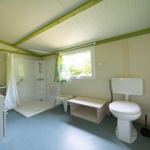 Camping de la Plage Bénodet - Chalet PMR SPECIAL ACCESS 35m² - 2 bedrooms + sheltered terrace (adapted to the people with reduced mobility) - Photo 6
