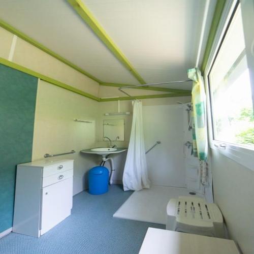 Camping de la Plage Bénodet - Chalet PMR SPECIAL ACCESS 35m² - 2 bedrooms + sheltered terrace (adapted to the people with reduced mobility) - Photo 7