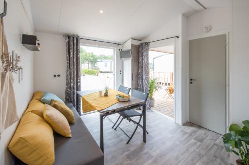 Camping de la Plage Bénodet - Chalet CLUB 35m² - 2 bedrooms + sheltered terrace - Photo 2