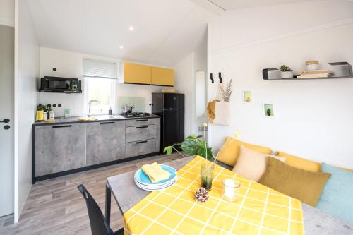Camping de la Plage Bénodet - Chalet CLUB 35m² - 2 bedrooms + sheltered terrace - Photo 3