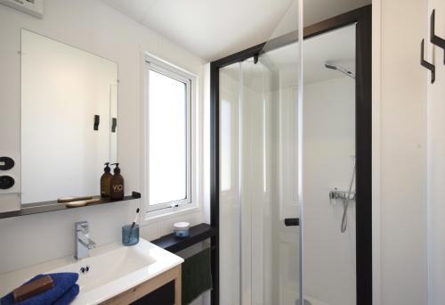 Camping de la Plage Bénodet - Chalet CLUB 35m² - 2 bedrooms + sheltered terrace - Photo 8