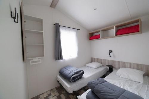 Camping de la Plage Bénodet - Mobile home 24m² with private facilities - 2 bedrooms + Terrace - Photo 4