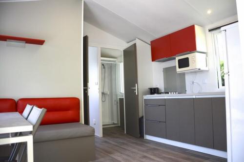 Camping de la Plage Bénodet - Mobile home 27m² with private facilities - 2 bedrooms + Terrace - Photo 3