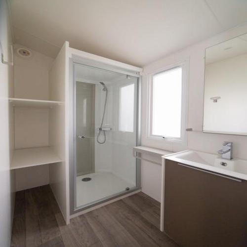 Camping de la Plage Bénodet - Mobile home 27m² with private facilities - 2 bedrooms + Terrace - Photo 7