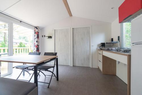 Camping de la Plage Bénodet - Mobile-home for the disabled - 31m2 - 4 people max - 2 bedrooms - covered terrace - Photo 2