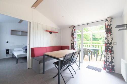 Camping de la Plage Bénodet - Mobile-home for the disabled - 31m2 - 4 people max - 2 bedrooms - covered terrace - Photo 3