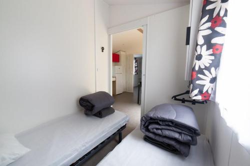 Camping de la Plage Bénodet - Mobile-home for the disabled - 31m2 - 4 people max - 2 bedrooms - covered terrace - Photo 5