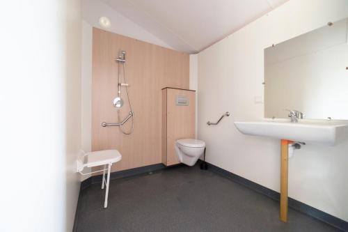 Camping de la Plage Bénodet - Mobile-home for the disabled - 31m2 - 4 people max - 2 bedrooms - covered terrace - Photo 6