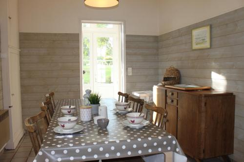 Castel Camping Château de Martragny - Holiday Home CHATEAU : Les Rosiers - Photo 6