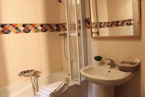 Castel Camping Château de Martragny - Holiday Home CHATEAU : Les Rosiers - Photo 8