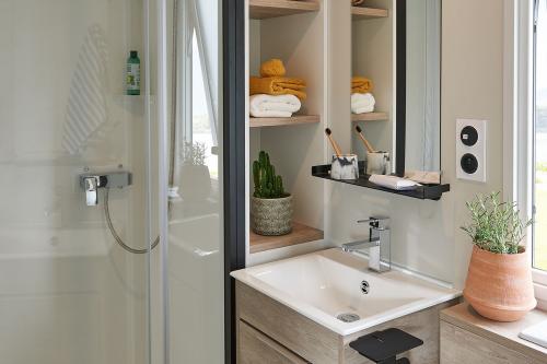 Camping Sandaya L'Anse du Brick - Cottage Otello 2 bedrooms Premium - Photo 8