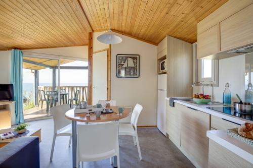 Camping Sandaya L'Anse du Brick - Chalet 2 bedrooms Seaview *** - Photo 3