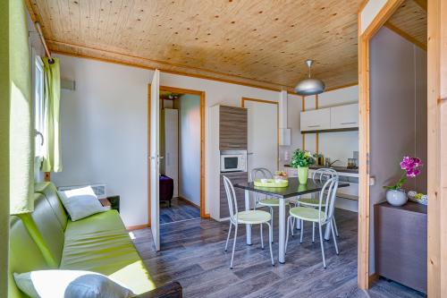 Camping Sandaya Les Peneyrals - Chalet TOPAZE 2 bedrooms *** adapted to the people with reduced mobility - Photo 4