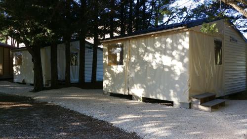 Camping Le Matin Calme - Chalet TITHOM without toilet blocks (2 bedrooms/Equipped kitchen) - Photo 1
