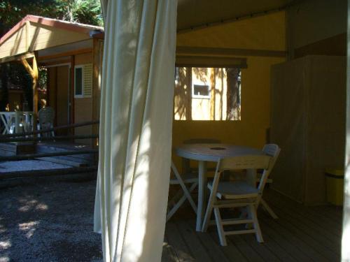 Camping Le Matin Calme - Chalet TITHOM without toilet blocks (2 bedrooms/Equipped kitchen) - Photo 2