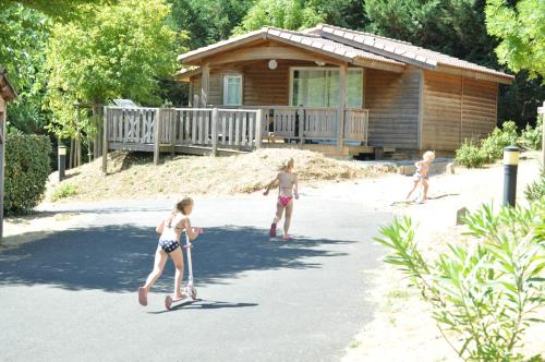 Camping Les Cerisiers du Jaur - Chalet Kirsh 35m² 2 bedrooms - Photo 2