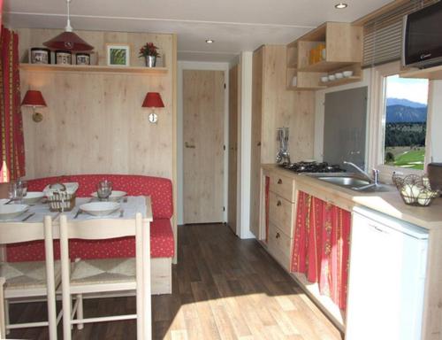 Camping Les Cerisiers du Jaur - La Roulotte 2 bedrooms - Photo 2