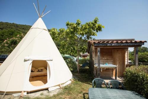 Camping Les Cerisiers du Jaur - Tipi 2/4 people with bathroom and toilet. - Photo 1